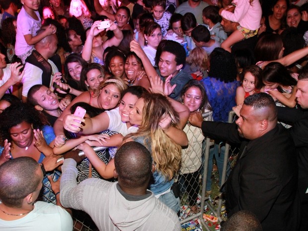 Valesca Popozuda posa com fãs durante show no Rio (Foto: Graça Paes/ Foto Rio News)
