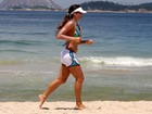 Cynthia Howlett corre em praia do Rio