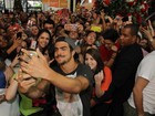 Todo fofo, Caio Castro faz selfie com fãs em tarde de autógrafos
