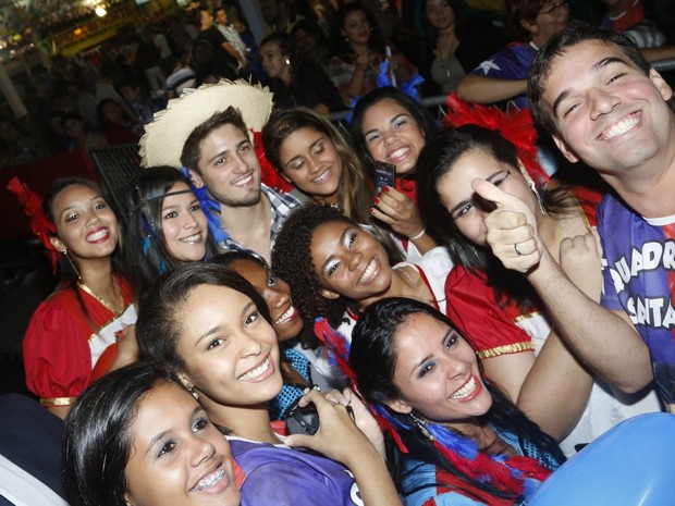 Daniel Rocha posa com os fãs (Foto: Roberto Filho/AgNews)