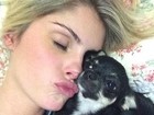Bárbara Evans posa ainda na cama e beijando cachorrinho: 'Preguiça'