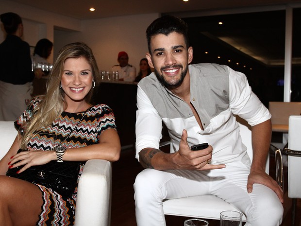 Gusttavo Lima com a noiva, Andressa suita, nos bastidores da gravação do Show da Virada em São Paulo (Foto: Cláudio Augusto/ Foto Rio News)