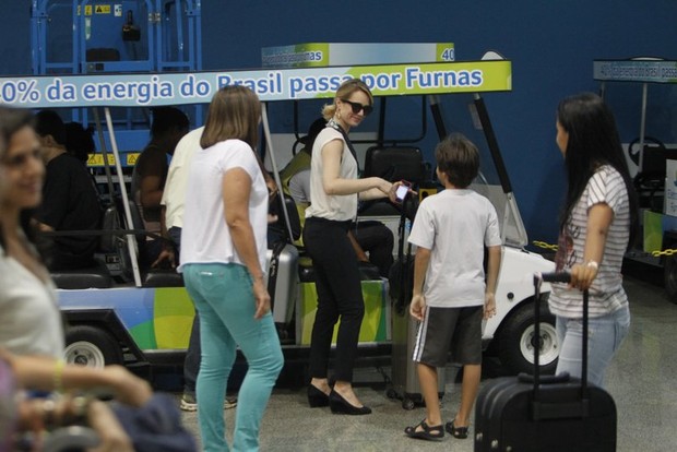 Mariana Ximenes em aeroporto no Rio (Foto: Delson Silva/ Ag. News)