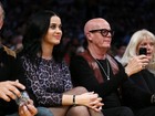 Climão! Katy Perry e Russel Brand assistem a jogo de basquete