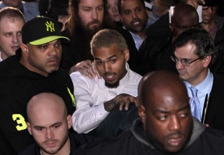 Rapper Chris Brown deixa a corte de Washington, nos EUA (Foto: Yuri Gripas/ Reuters)