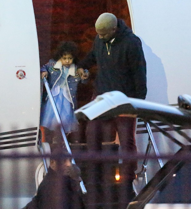 Kanye West e a filha, North West, em Los Angeles, nos Estados Unidos (Foto: Grosby Group/ Agência)