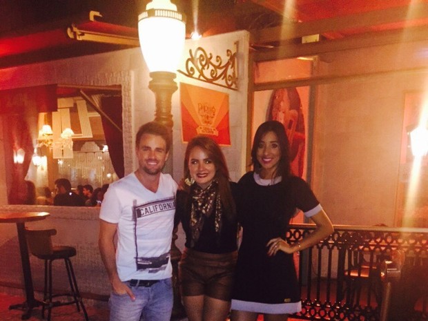 Ex-BBBs Talita e Rafael com MC Bruninha em restaurante na Zona Oeste do Rio (Foto: Divulgação)