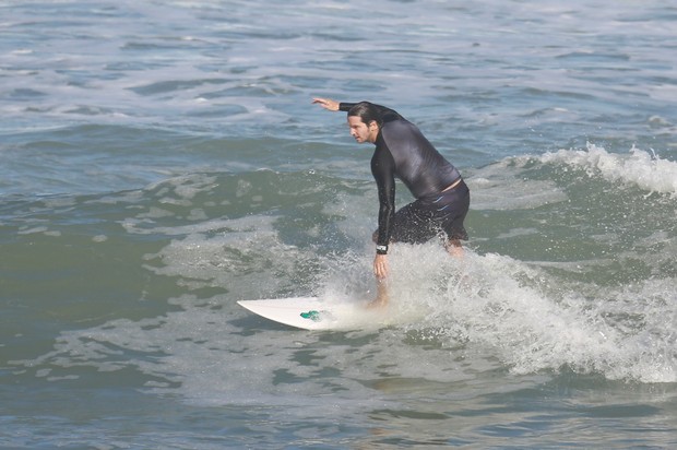 Vladimir Brichta surfa na Prainha (Foto: Dilson Silva / Agnews)