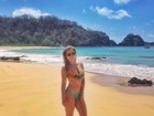 Ex-BBB Renatinha posa em praia e diz: 'Ótima sexta para todos'