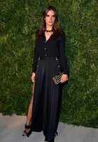 Alessandra Ambrósio investe em look comportado para ir a evento de moda