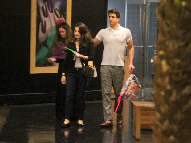 Enzo Celulari com a irmã, Sophia, em shopping no Rio (Foto: Daniel Delmiro/ Ag. News)