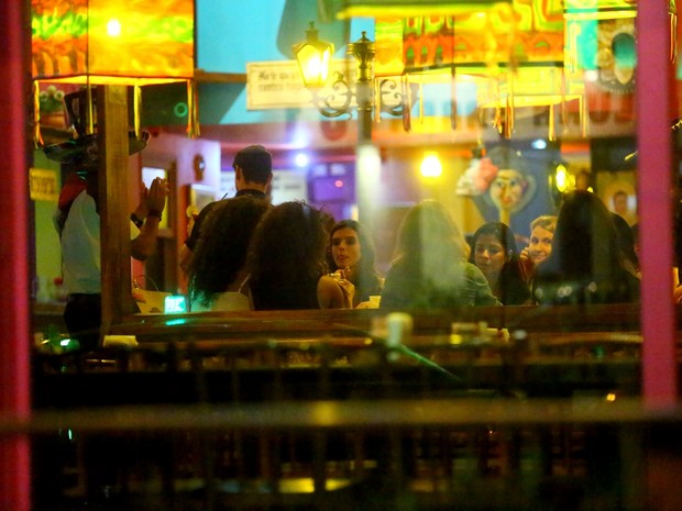 Giovanna Lancellotti e Anna Lima com amigas em restaurante na Zona Oeste do Rio (Foto: Ag. News)