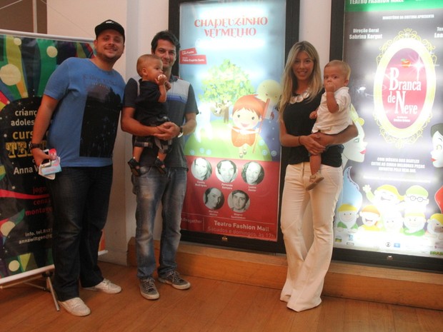 Marcelo Serrado e a mulher, Roberta Fernandes, com os filhos Felipe e Guilherme em peça no Rio (Foto: Daniel Delmiro/ Ag. News)
