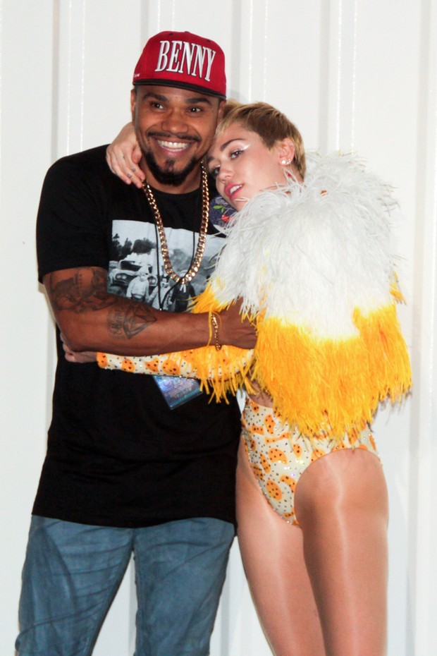 Naldo e Miley Cyrus em bastidores de show da cantora no Rio (Foto: Néstor J. Beremblum/ Foto Rio News)