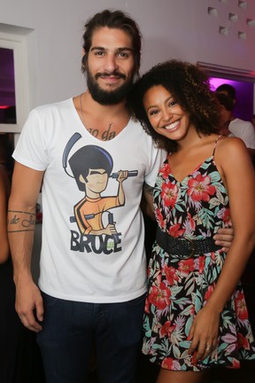 Sheron Menezzes com o namorado, Saulo Bernard, em show no Rio (Foto: Miguel Sá/ Divulgação)