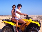 Paula Fernandes anda de quadriciclo com o namorado