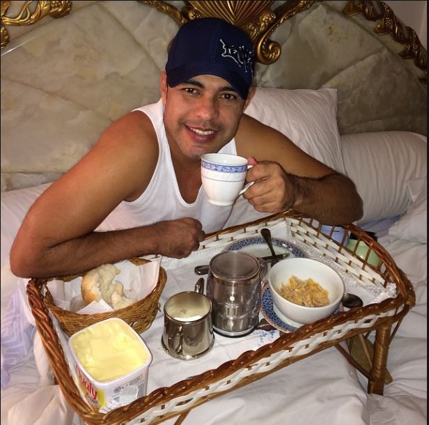 Zezé di Camargo toma café da manhã na cama (Foto: Reprodução / Instagram)