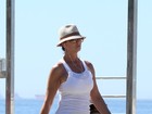 Luíza Brunet faz caminhada em dia de sol no calçadão de Ipanema
