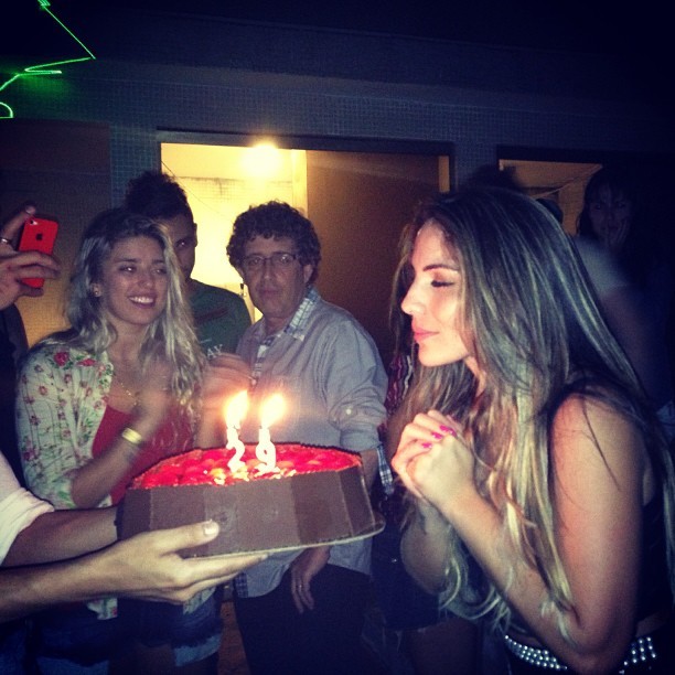 Anamara faz pedido antes de soprar velinhas de bolo de aniversário (Foto: Instagram)