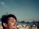 Dado Dolabella mostra abdômen trincado em dia de praia no Rio 