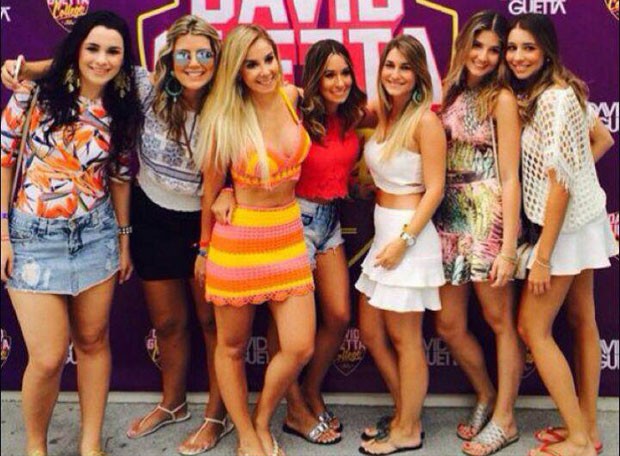 Priscilla Silva (loira ao centro) com amigas em show do DJ David Guetta em Ibiza (Foto: Instagram/ Reprodução)