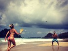 Giovanna Ewbank joga frescobol com Bruno Gagliasso e mostra corpão 
