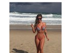 Cacau Colucci exibe cinturinha em praia em Florianópolis