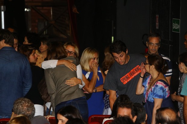 Artistas se consolam durante velório do ator (Foto: Marcello Sá Barretto / AgNews)