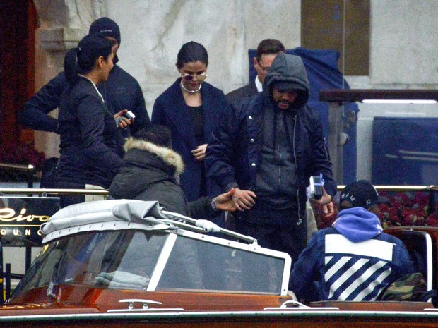 Selena Gomez e The Weeknd em Veneza, na Itália (Foto: AKM-GSI/ Agência)