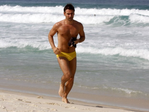 Murilo Rosa correndo na praia (Foto: Marcos Ferreira / FotoRioNews)