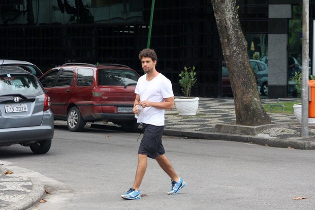 Cauã Reymond caminhando pelas ruas do Leblon, RJ (Foto: JC Pereira/AgNews)