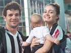 Sophie Charlotte e Daniel de Oliveira levam o filho a  jogo de futebol