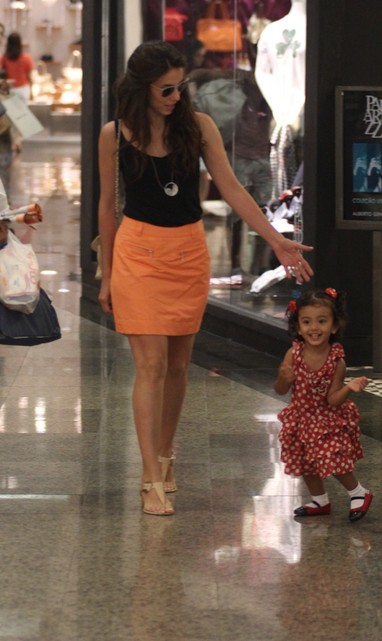 Tania Khalil passeia com as filhas (Foto: Derick Abreu/ Photo Rio News)