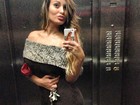 Andressa Urach faz biquinho e posta foto 'encabelada' no elevador