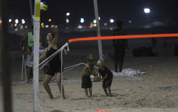 Fernanda Lima com os filhos na praia (Foto: Wallace Barbosa / AgNews)