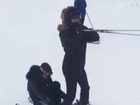 Kim Kardashian derrapa na neve após brincadeira com a irmã. Vídeo!