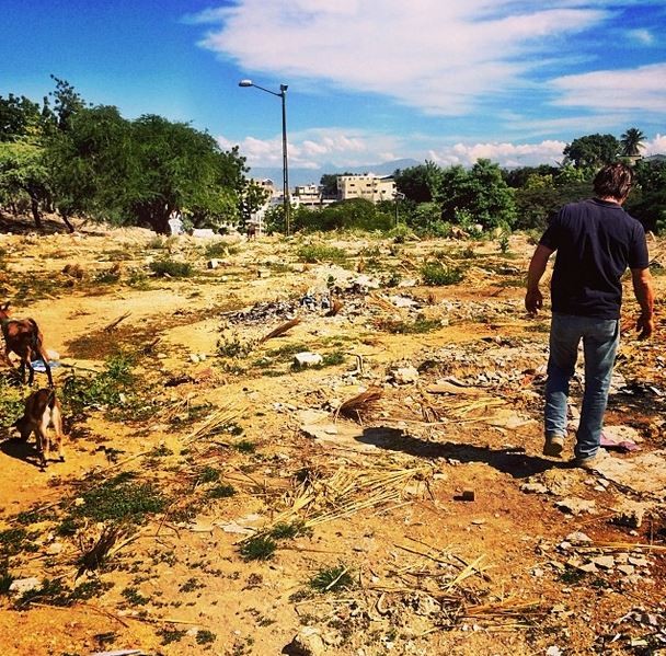 Sean Penn andando em meio a escombros no Haiti (Foto: Instagram / Reprodução)
