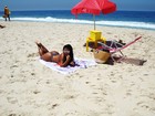 Solange Gomes faz topless em praia carioca
