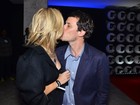 Carolina Dieckmann troca beijos com o marido em festa