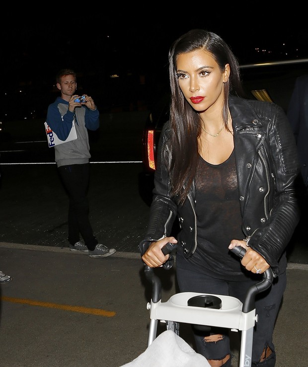 X17 - Kim Kardashian em aeroporto de Los Angeles, nos Estados Unidos (Foto: X17online/ Agência)