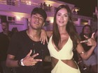 Neymar se diverte ao lado de Thaila Ayala em Ibiza