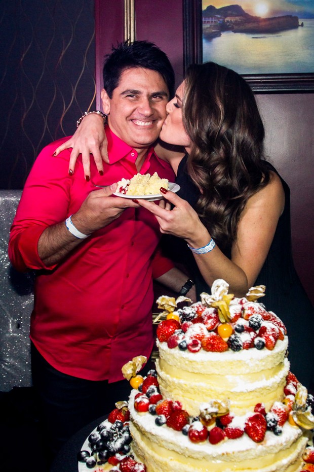 Cesar Filho ganhou o primeiro pedaço do bolo de Elaine Mickely (Foto: Manuela Scarpa e Marcos Ribas/Photorionews)