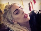 Lady Gaga muda o visual e aparece de dreads no cabelo