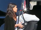 Kim Kardashian embarca em jatinho com os filhos e cercada de assistentes