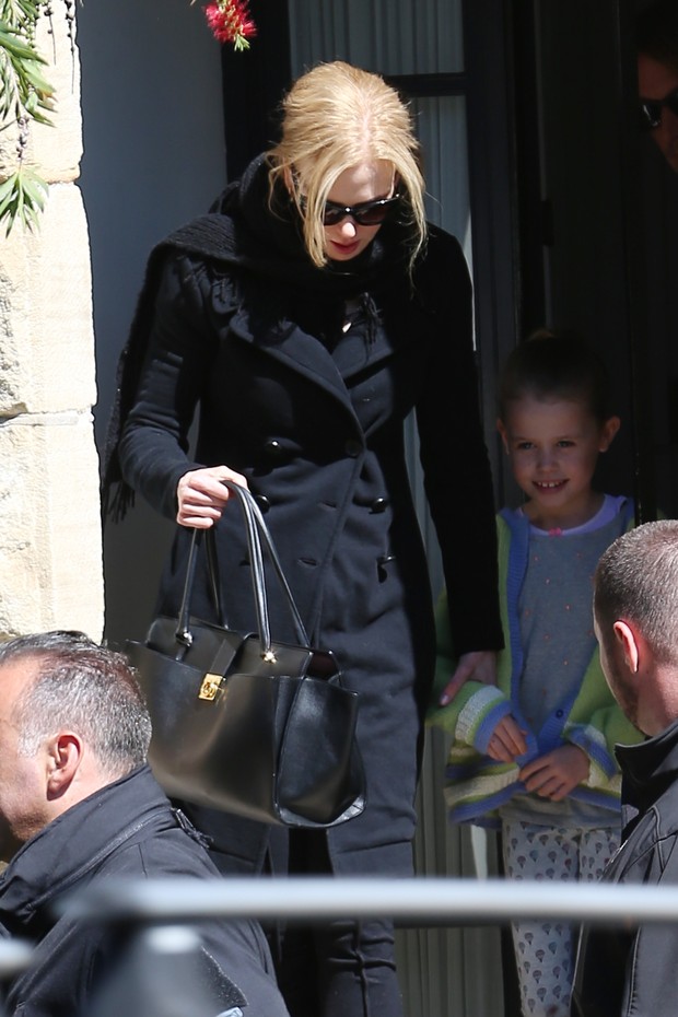 Abalada, Nicole Kidman deixa casa dos pais após visita  (Foto: AKM-GSI / AKM-GSI)