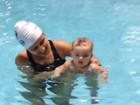 Filha da ex-BBB Karla deixa look fashion de lado para aula de natação