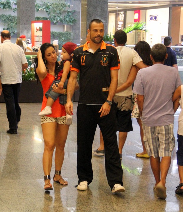 Diego Cavalieri passeio com a familia no shopping no RJ (Foto: Marcus Pavão/AgNews)