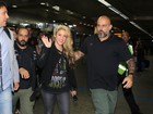 Shakira é cercada por fãs ao desembarcar no Brasil