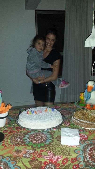 Laura Neiva e seu bolo de aniversário (Foto: Reprodução/Facebook)