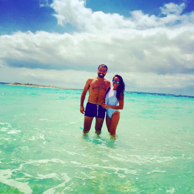 Ricardo Pereira curte praia com a mulher (Foto: Instagram / Reprodução)